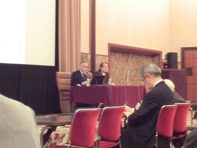 会見する毛丹青氏