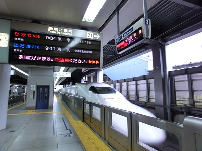 ホームに滑り込んできたひかり号(品川駅)