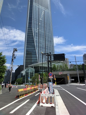 ビルの横には「築地虎ノ門トンネル」が大きな口を開けていた