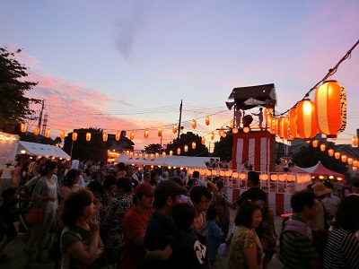 夕焼け空と盆踊り