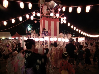 踊りもたけなわに