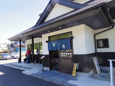 店の外では順番待ちの人が・・・