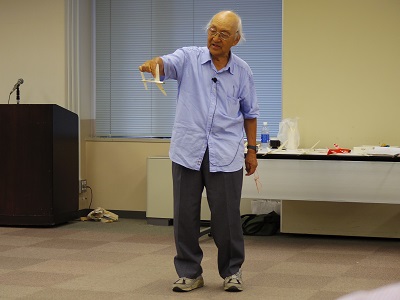 紙飛行機について語る二宮康明氏