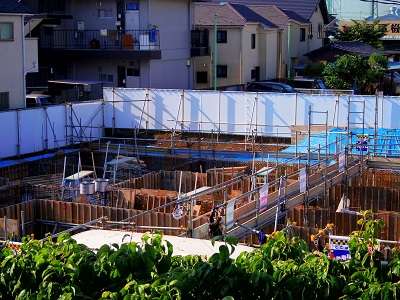 敷き詰めた型枠の中にコンクリートを流し込む