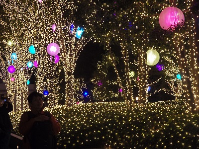 光のボールが浮かんでいる