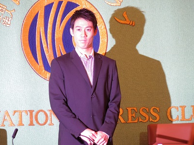 一斉にカメラのフラッシュを浴びて