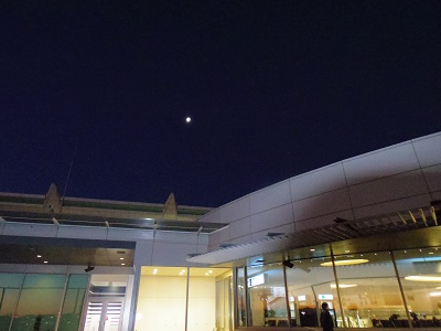 後ろを振り向くと、空にはお月さん