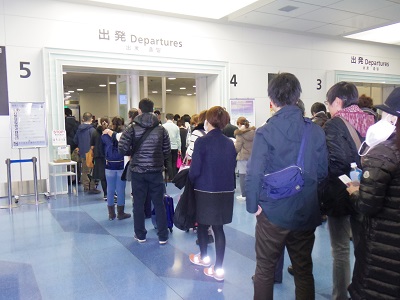 3連休初日で保安検査場(3階)は長蛇の行列
