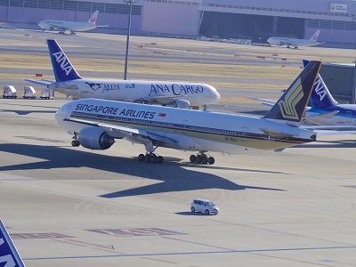 スポットを離れ誘導路に向かうSQ機