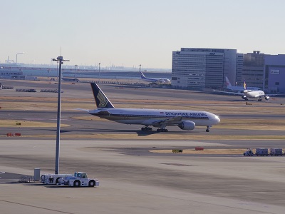 誘導路を離陸地点に進むSQ機