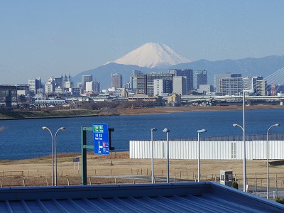 ターミナルビルから冠雪の富士山がくっきりと