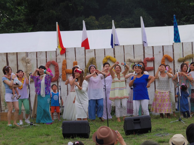 力強い歌を披露するマミージョインクワイア