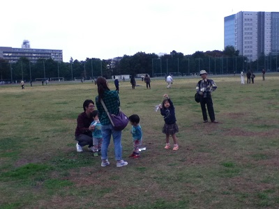 参加無料の教室で作った紙飛行機を飛ばすファミリー